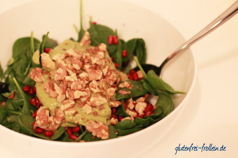spinatsalat mit granatapfel und avocado-dressing