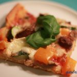 glutenfreie Pizza auf teller mit basilikum