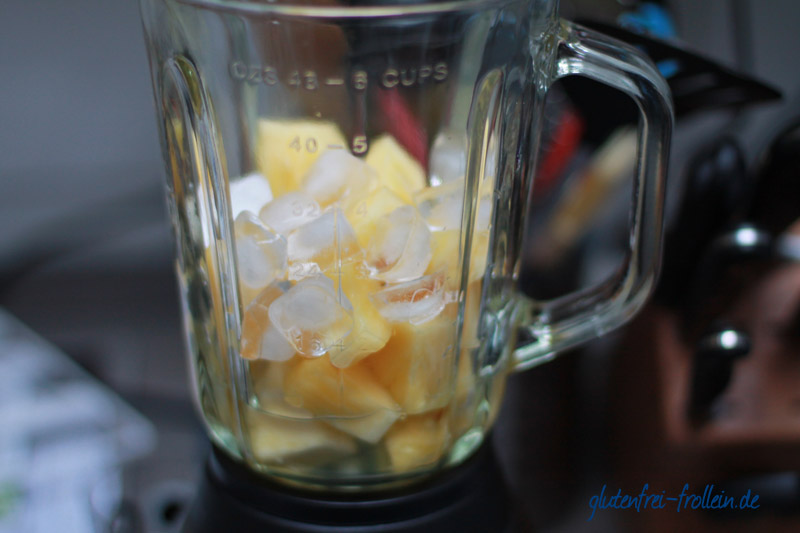 ananas und eiswürfel im mixer - glutenfrei frollein