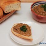 veganes Auberginen Dip mit Koriander mit glutenfreiem Baguette von Boecker