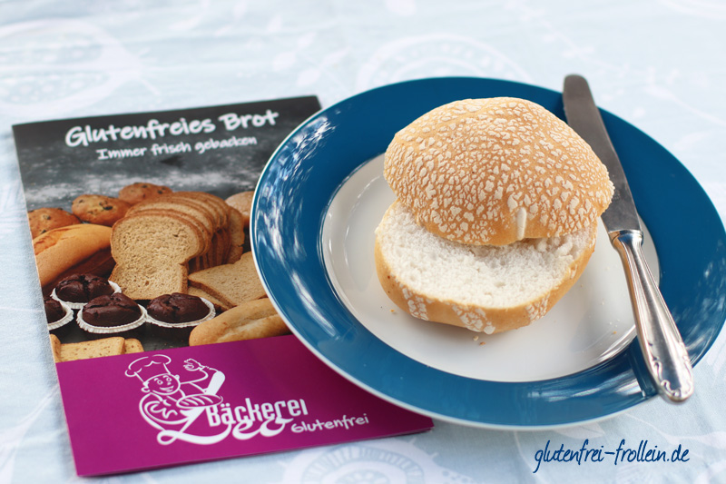 glutenfreies Broetchen und Flyer von der glutenfreien Baeckerei Leo